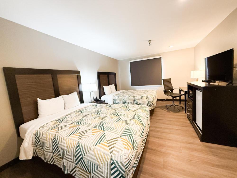 Queen Room with Two Queen Beds - Non-Smoking interior